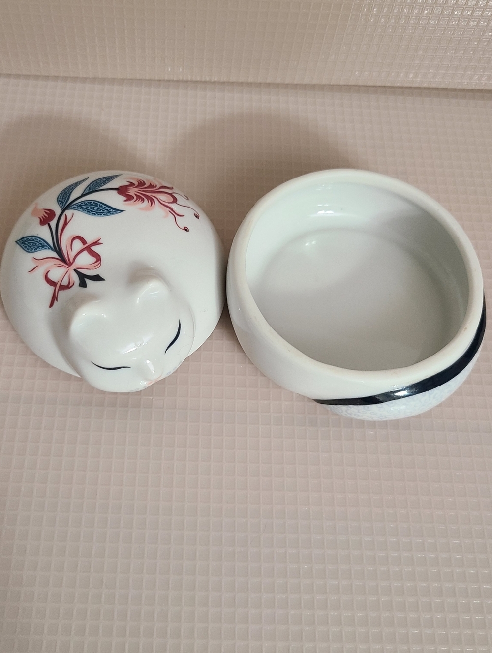 Round Sleeping Cat Trinket Box Japan Elizabeth Arden Red Blue Floral Design